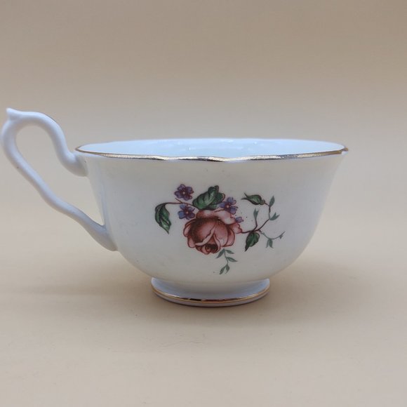 Clarence Tea Cup & Saucer -Red Flowers Pattern 734/67 - Picture 4 of 11